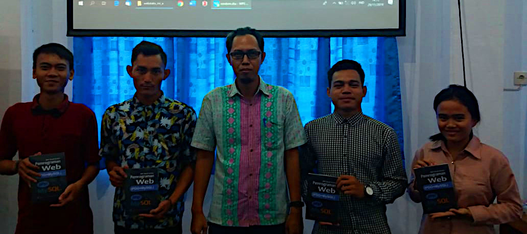 Foto bersama setelah penyerahan hadiah undian buku BHC Book Series: Pemrograman Web (PDO+MySQL)